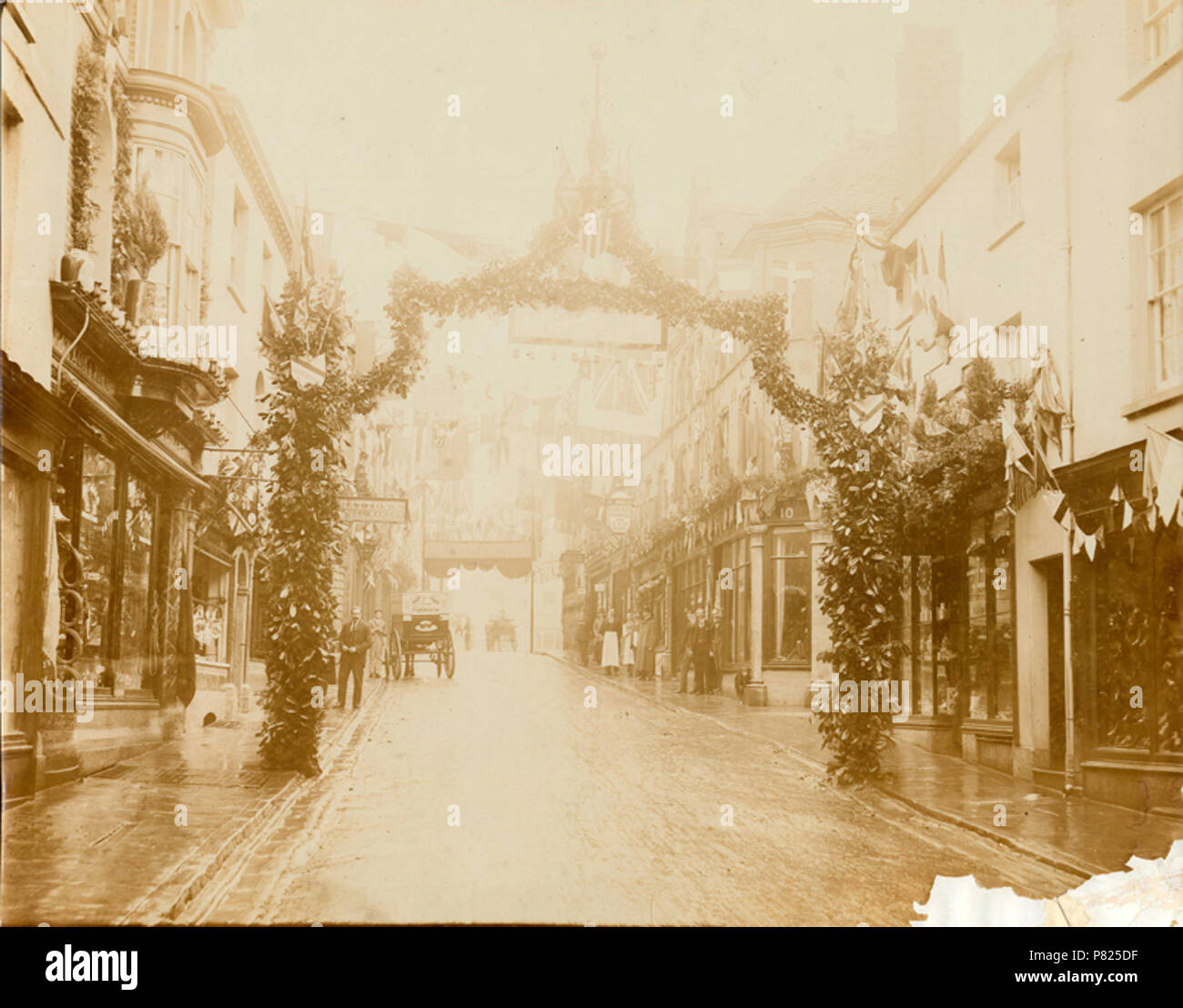 Anglais : M6464 haut de Monnow Street vers Agincourt Square en 1900. Hall, Kennington Outfitters sur la droite. Décoration supposé pour la visite du duc et de la Duchesse de York . vers 1900 276 rue Monnow c. 1900 montrant Hall Kennington Banque D'Images