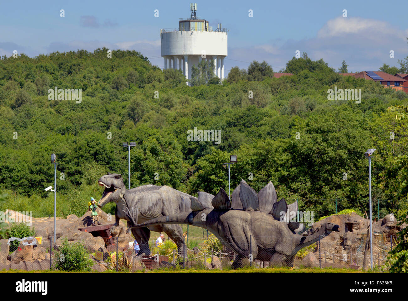 Jurassic Parr Adventure Golf mini golf dinosaures préhistoriques avec Drumchapel Water Tower, Glasgow, Royaume-Uni Banque D'Images