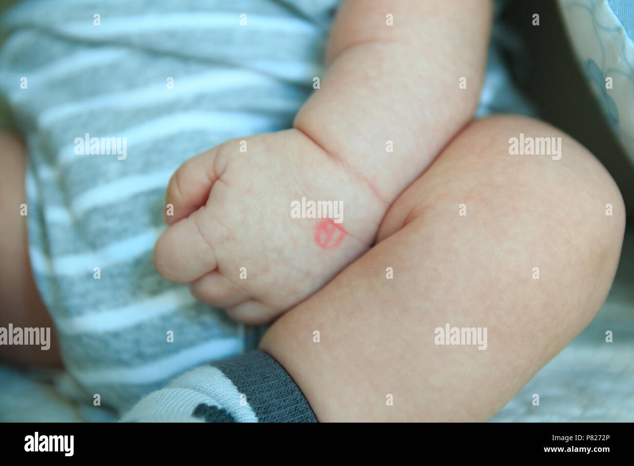 Timbre vote coréen sur la main de bébé Banque D'Images