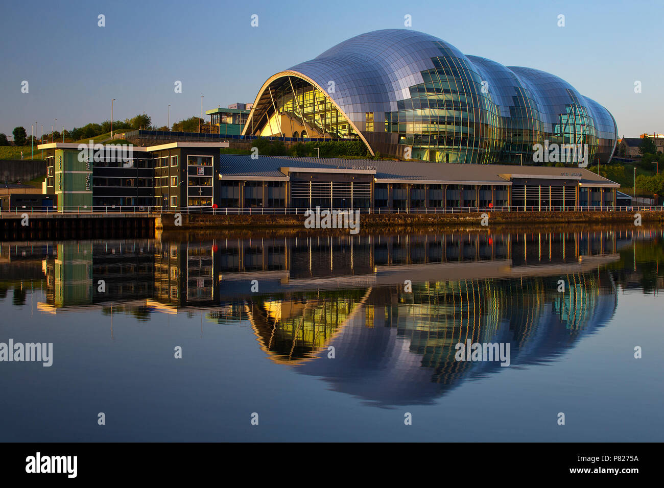 Le Sage Gateshead et HMS Calliope, Réserve de la rivière Tyne, Tyne & Wear Gateshead, England, United Kingdom Banque D'Images