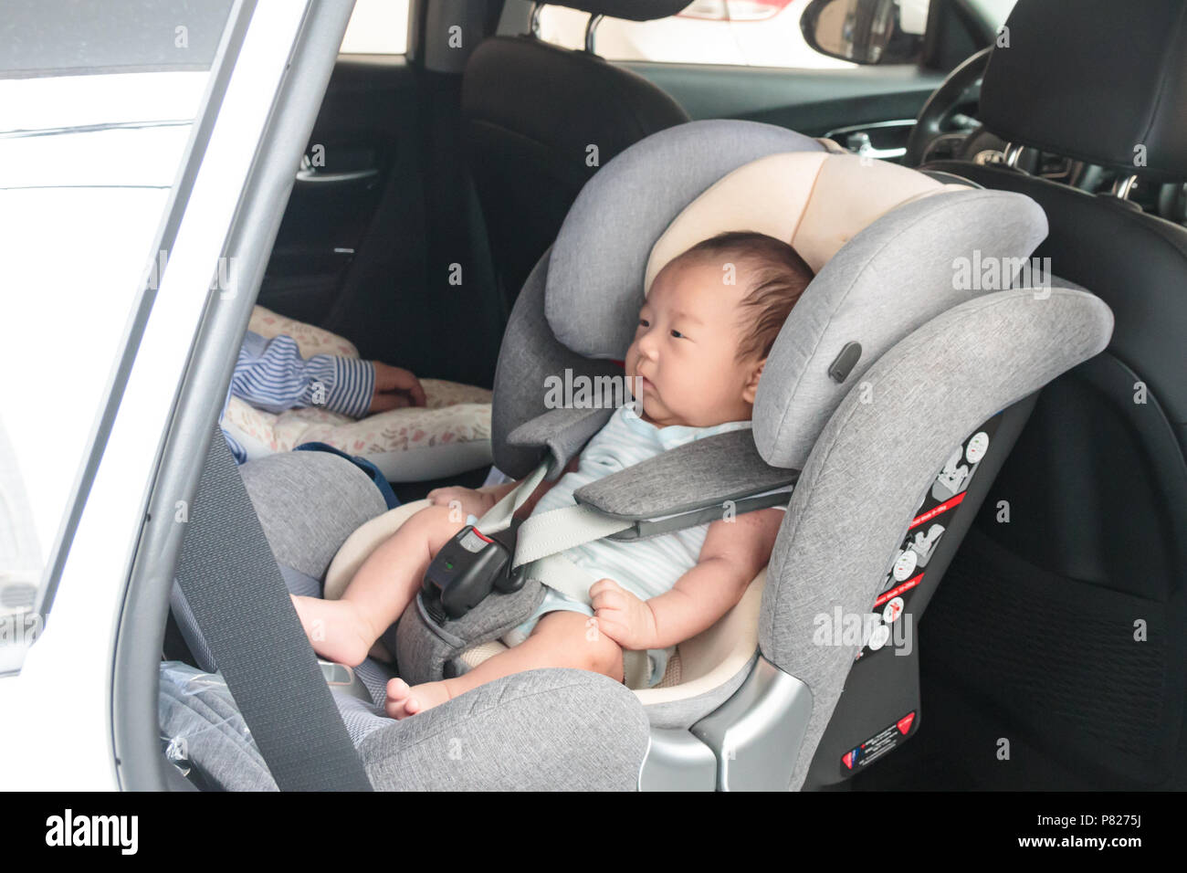 Petit bébé enfant attaché avec la ceinture de sécurité en voiture de  sécurité conducteur Photo Stock - Alamy