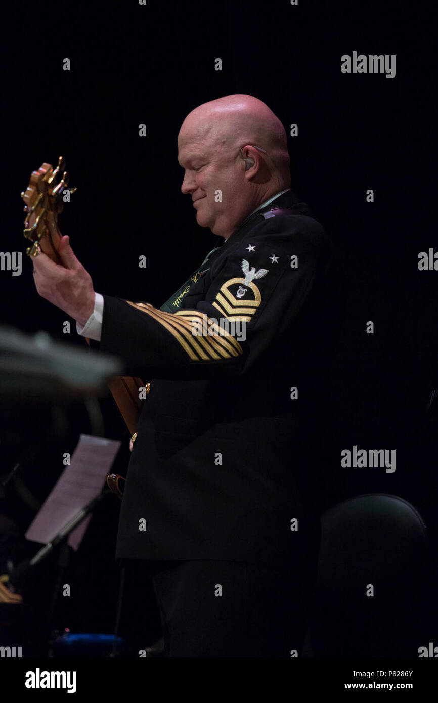 Le Woburn, Massachusetts (18 avril 2016) Master Chef Randy Mattson effectue à la basse lors de l'United States Navy Band concert chorus chalumeaux Mer à Woburn Memorial High School. La mer chalumeaux sont sur un 22-day tour du nord-est des États-Unis. Banque D'Images