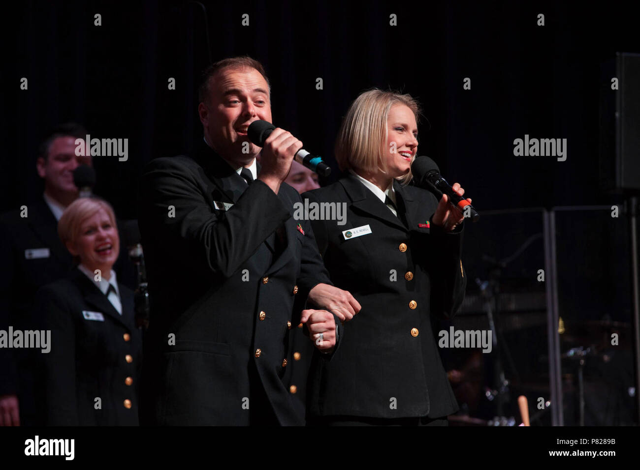 PHILLIPSBURG, NEW JERSEY. (22 avril 2016) Musicien 1re classe Michael Webb et chef des chantres Beth Revell chanter la Sonny and Cher tune, 'I Got You Babe' dans le cadre d'un pot-pourri de grands succès des années 60. La mer chalumeaux sont finir une tournée de 22 jours dans le nord-est des États-Unis. Banque D'Images