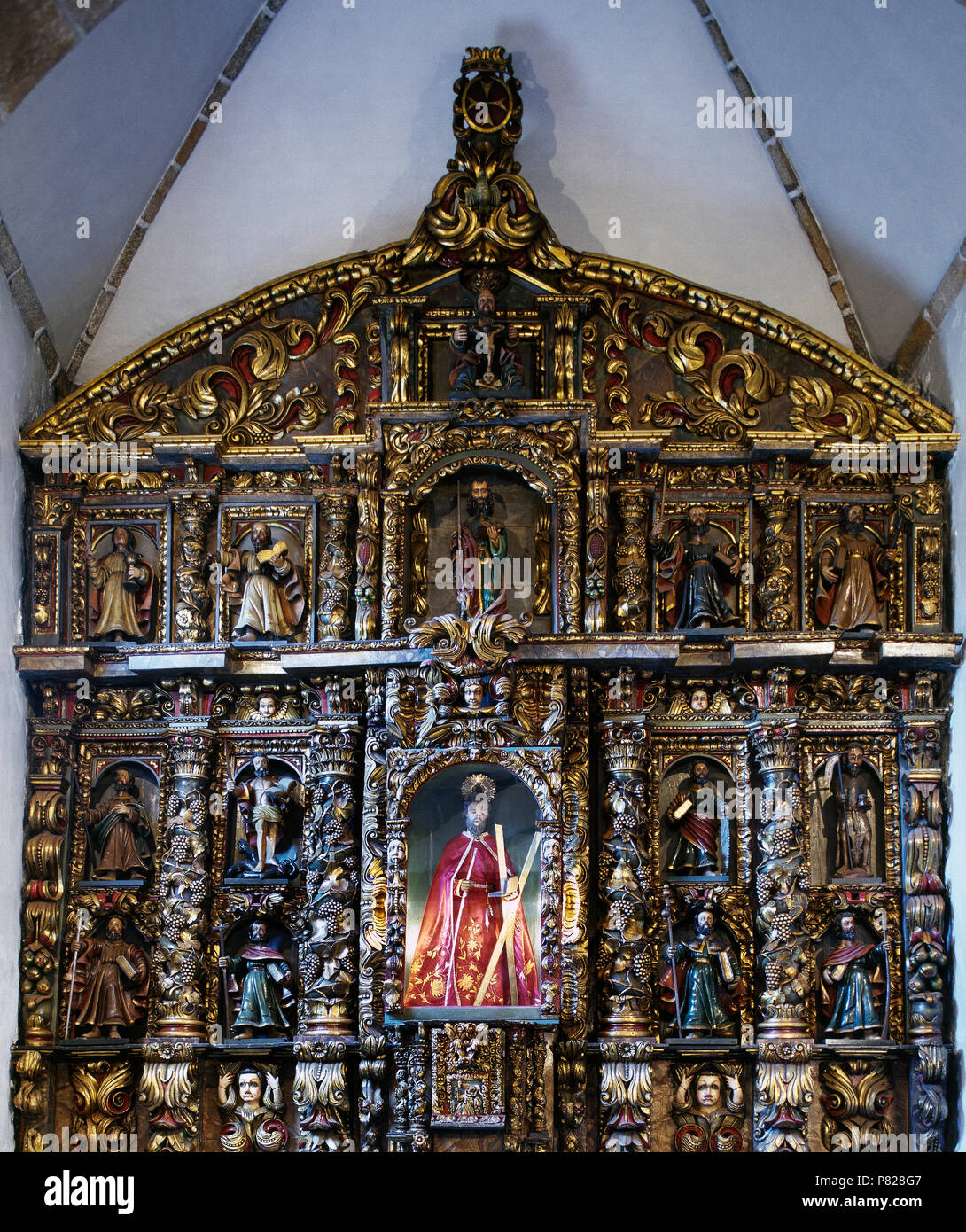 L'Espagne. La Galice, La Corogne, province de San Andrés de Teixido (Santo André de Bastida). Sanctuaire. Sur le maître-autel, retable baroque par Miguel Lopez de la Pena, 18e siècle. Vue générale, l'inscription des douze apôtres. Met en évidence la figure centrale de Saint André. Banque D'Images