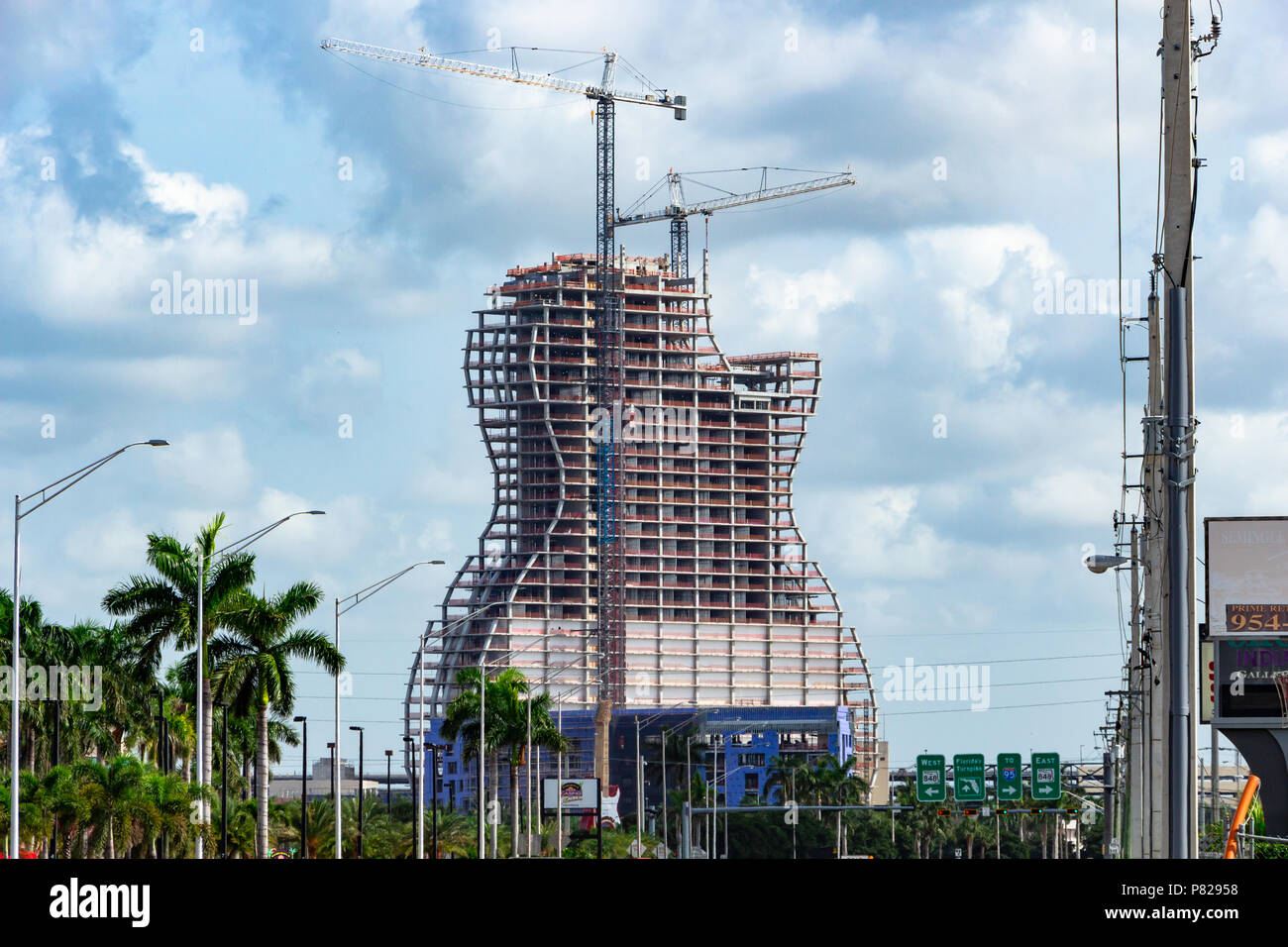 Nouvel hôtel en construction au Seminole Hard Rock Casino, tous les sols en place. Le plus grand bâtiment en forme de guitare dans le monde, Hollywood, Floride Banque D'Images
