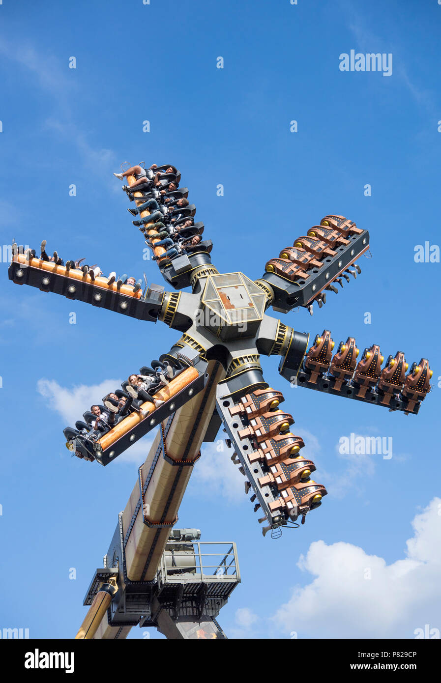 Les personnes bénéficiant d'un trajet sur l'une des attractions à sensations du parc d'attractions Liseberg le dans le centre de Göteborg, Suède Banque D'Images