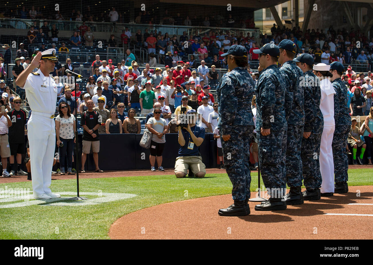 SAN DIEGO (24 avril 2016) Le capitaine Craig Clapperton, commandant du porte-avions USS Theodore Roosevelt (CVN 71), reenlists six marins sur le terrain au Petco Park, home domaine de la San Diego Padres Petco Park pendant la journée de Theodore Roosevelt. Theodore Roosevelt est en homeported à San Diego dans l'attente d'une période de l'entretien régulier. Banque D'Images