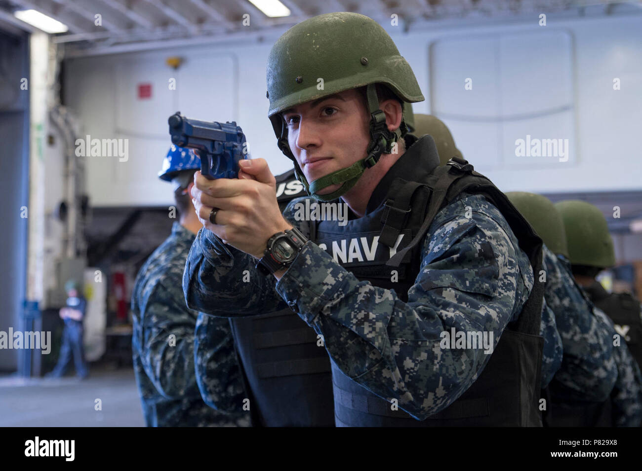 SASEBO, Japon (16 mai 2016) - Les Marins mener la lutte contre le terrorisme de la formation de protection de la force dans le hangar Bay à bord de navire d'assaut amphibie USS Bonhomme Richard (DG 6). Bonhomme Richard est le premier navire du Bonhomme Richard Groupe amphibie et est l'avant-déployés dans la 7ème Flotte américaine zone d'exploitation. Le navire est actuellement en cours de maintenance lors d'une disponibilité limitée du navire (SRA) période. Banque D'Images