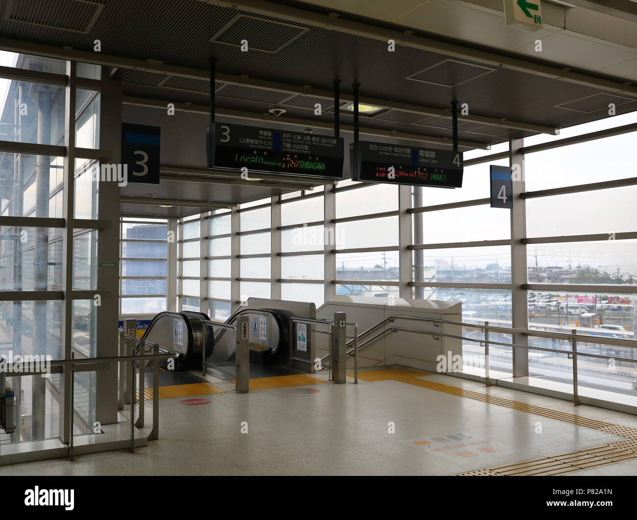 IBARAKI JAPON, - MAI 2018 : escalier et escalier automatiques, vers la plate-forme/ pour le train à la gare Katsuta Japon Banque D'Images