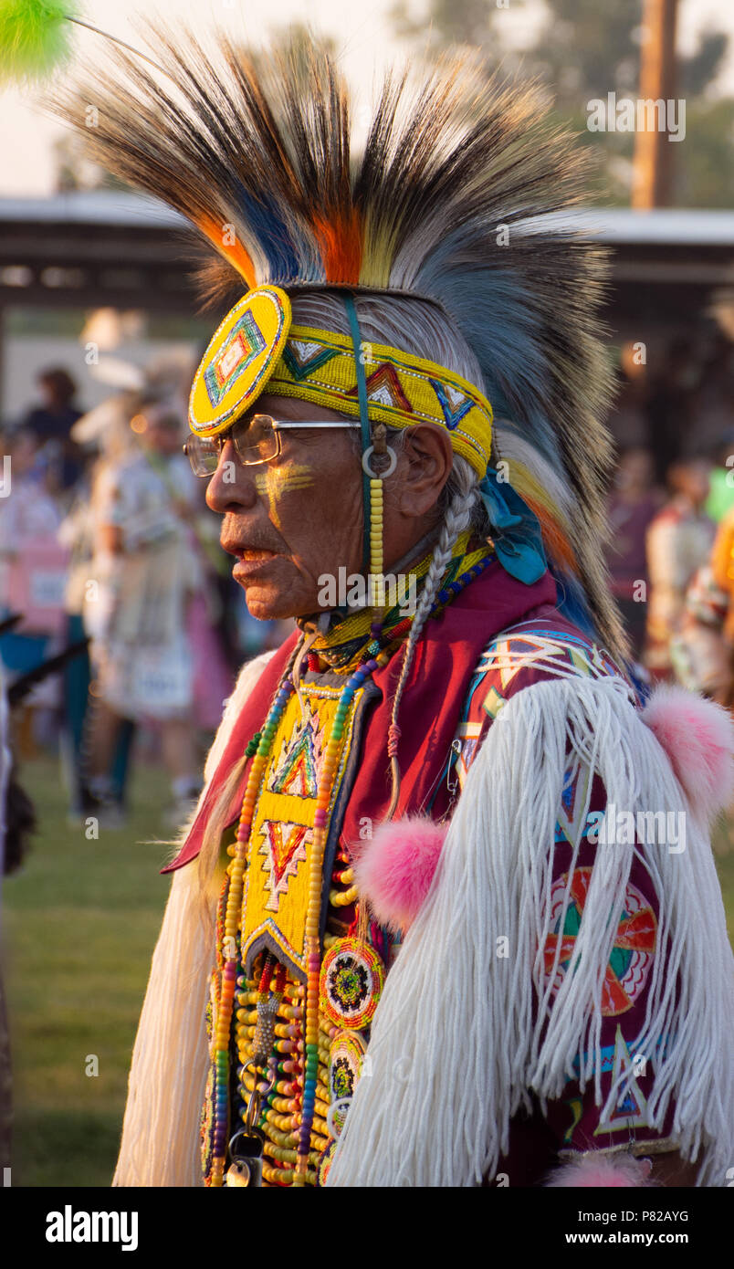 Un vieil homme Natif am ricain danseur Pow Wow avec une robe en