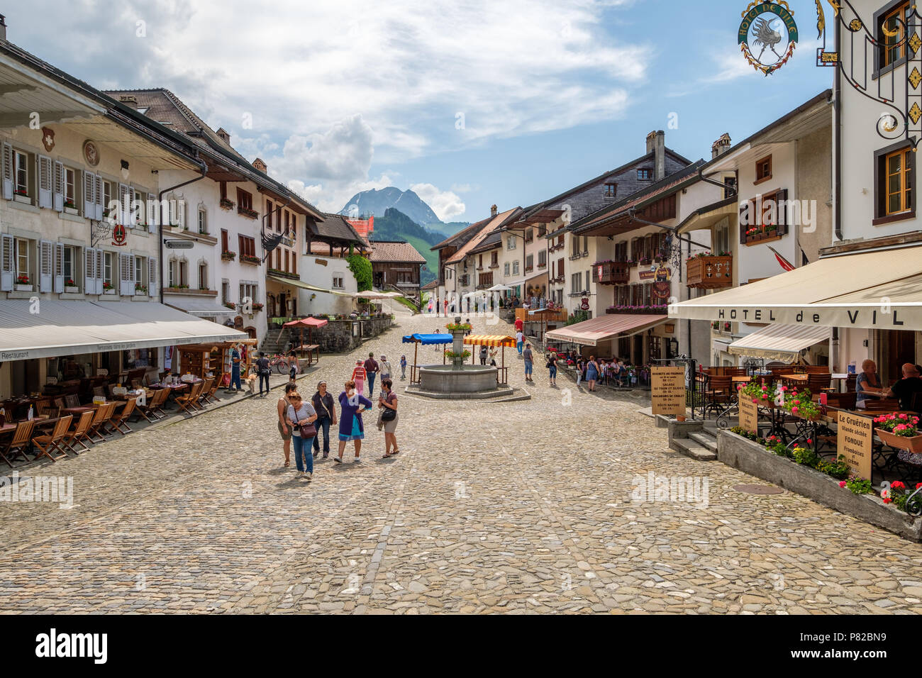 Rue de Bourg, la route médiévale jusqu'à l'Gruyeres Casltle. Des bons restaurants et des gens heureux. Banque D'Images