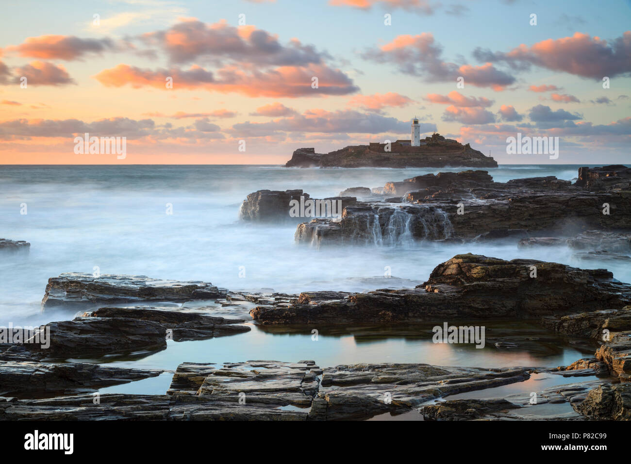 Le phare de Godrevy capturé au coucher du soleil, Banque D'Images