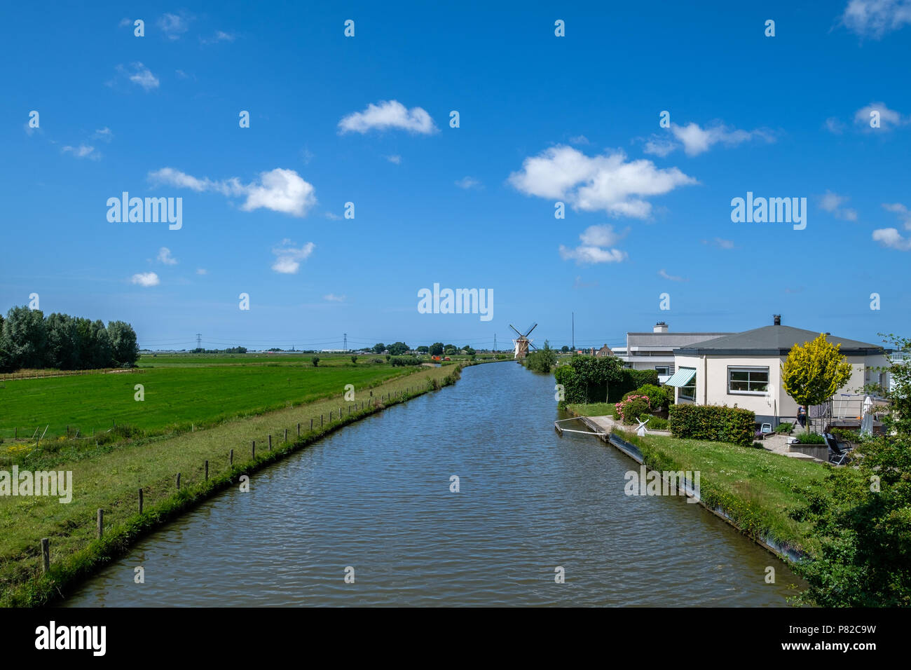 Polder polder typiquement hollandais avec canal et polder moulin de l'horizon. Banque D'Images