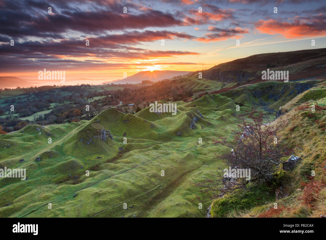 Lever du soleil à l'Escarpement de personnalités dans le parc national de Brecon Beacons. Banque D'Images