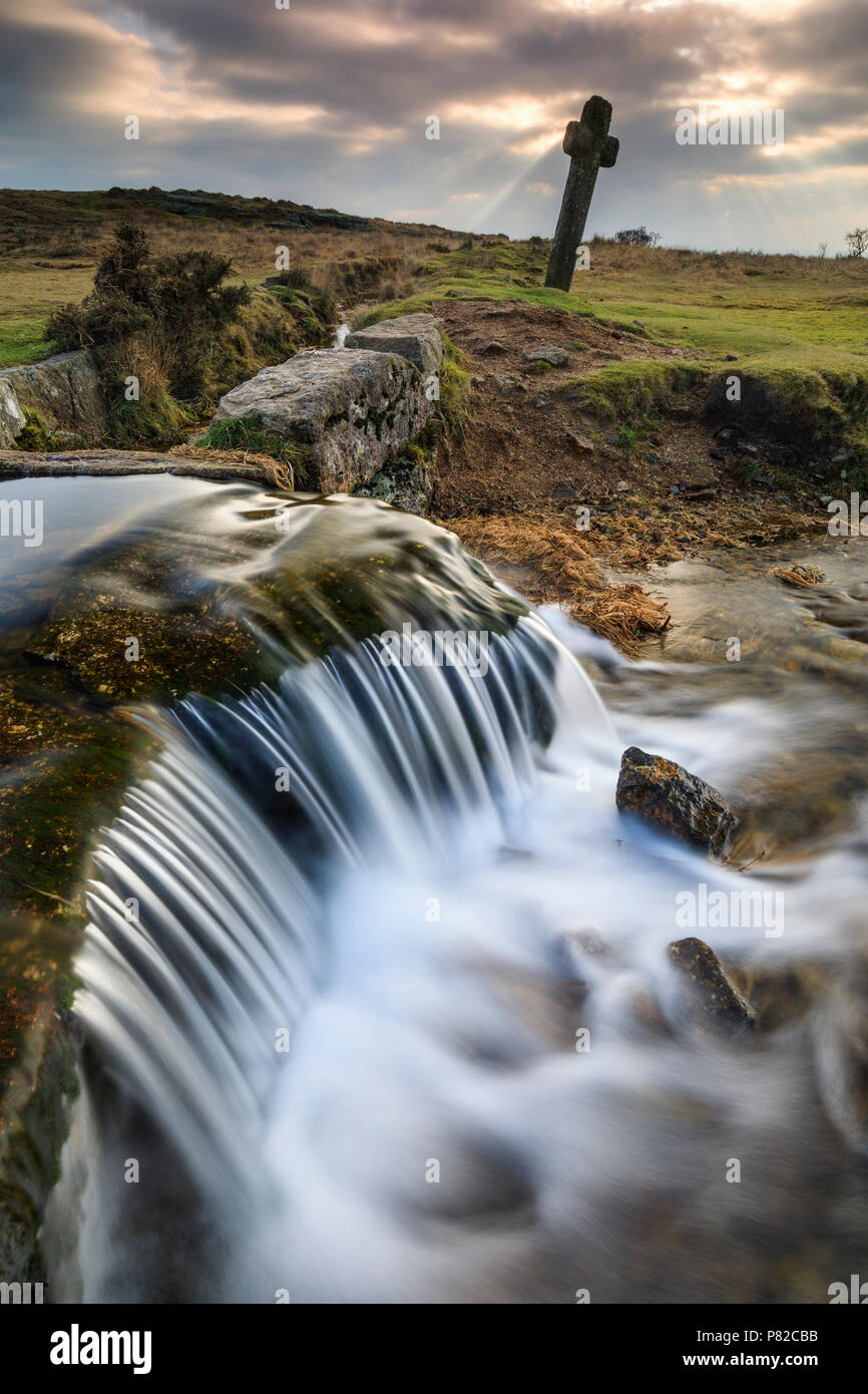 Une cascade sur le Leat Devonport à Windy capturés dans le Parc National de Dartmoor. Banque D'Images