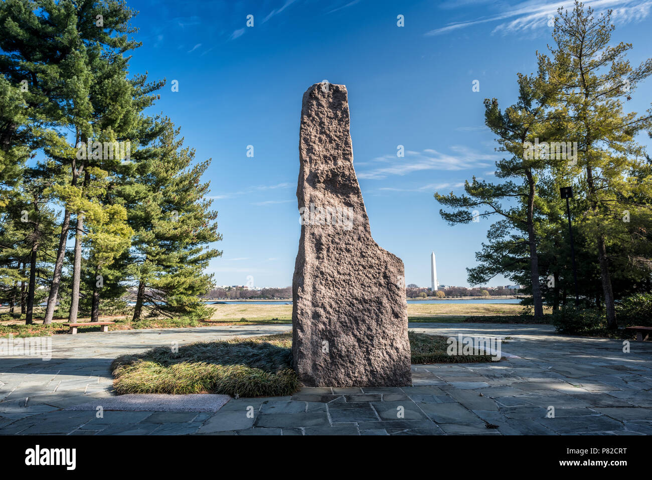 WASHINGTON DC, États-Unis — le Lyndon Baines Johnson Memorial Grove sur le Potomac. Le monolithe de granit rose de 17 pieds de haut, gravé de citations du 36e président, se dresse au milieu d'un paysage paisible d'arbres et de sentiers pédestres surplombant le fleuve Potomac. Banque D'Images