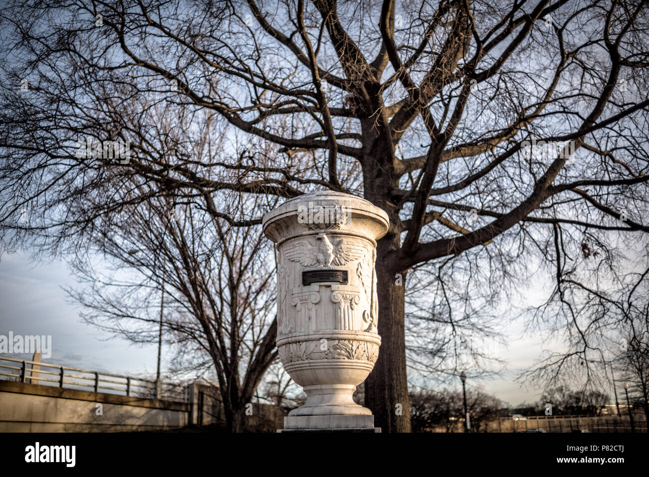 Cuban Friendship Urn East Potomac Park Washington DC / WASHINGTON DC — L'urne cubaine Friendship se dresse le long de Ohio Drive SW, son corps en marbre blanc sculpté avec des figures allégoriques, un aigle et des panneaux en relief faisant référence à l'USS Maine. Le président cubain Gerardo Machado a remis le monument au président Calvin Coolidge à la Havane en janvier 1928, lors de la sixième Conférence internationale des États américains (Conférence panaméricaine) ; le Congrès a autorisé son acceptation le 22 mai 1928. L'urne a été sculptée à partir d'un fragment de la colonne de marbre du Monument du Maine de la Havane après l'ouragan d'octobre Banque D'Images