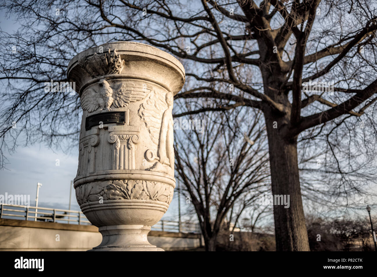 Cubain Friendship Urn East Potomac Park Washington DC / WASHINGTON DC — L'urne cubaine Friendship se dresse le long de Ohio Drive SW près du pont de la 14e rue, un mémorial en marbre blanc offert par Cuba aux États-Unis. Présentée par le président cubain Gerardo Machado au président Calvin Coolidge à la Havane en janvier 1928 — lors de la sixième Conférence internationale des États américains (Conférence panaméricaine), le seul voyage de Coolidge à l'étranger en tant que président — l'urne honore les marins qui ont péri lorsque l'USS Maine a explosé dans le port de la Havane le 15 février 1898. Il a été sculpté dans une colonne de marbre de la Havane Banque D'Images