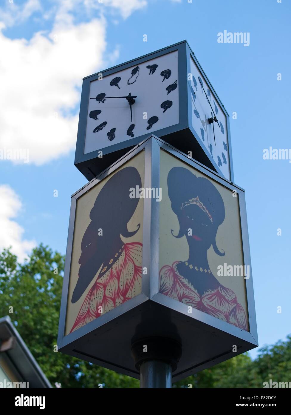 L'installation publique de Chris Ofili mains noires sur un Hoxton Street, Londres. Banque D'Images