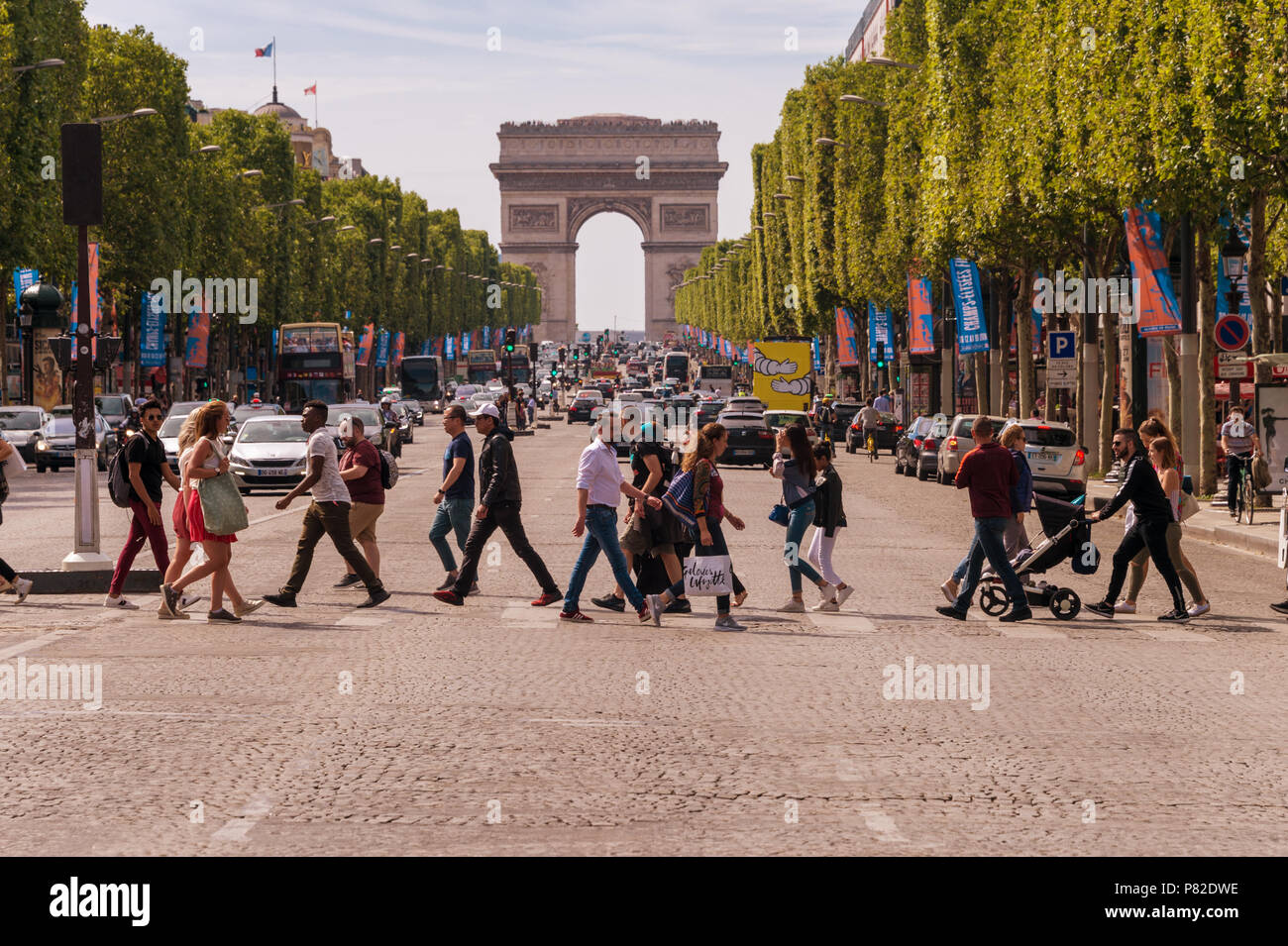 Paris, France - 23 juin 2018 : une foule de personnes traversant l'Avenue des Champs-Elysées avec l'Arc de Triomphe en arrière-plan Banque D'Images