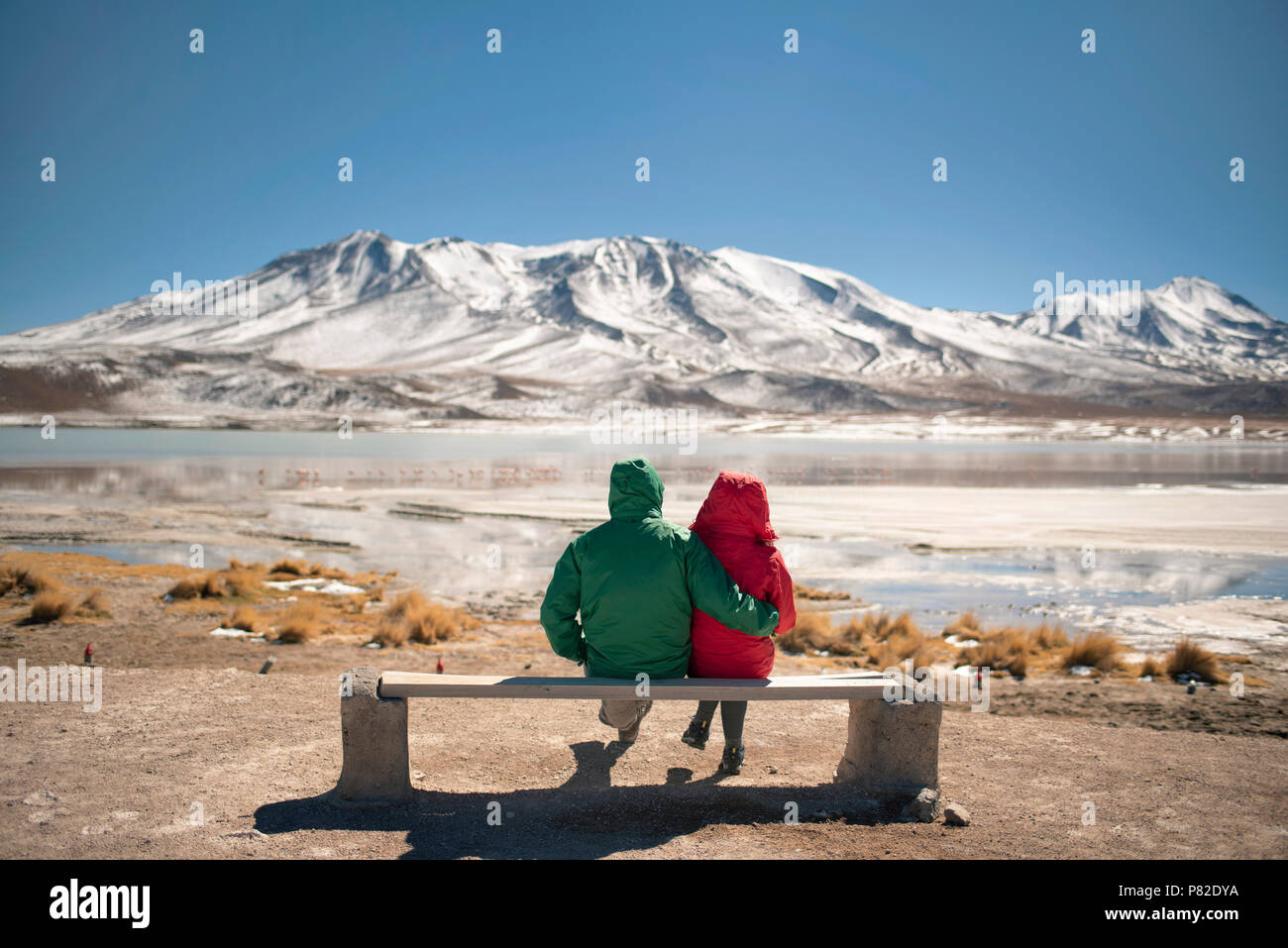 Couple watching l'incroyable panorama de Cañapa Laguna Cañapa (lac Salé) dans le département de Potosí, en Bolivie. Banque D'Images