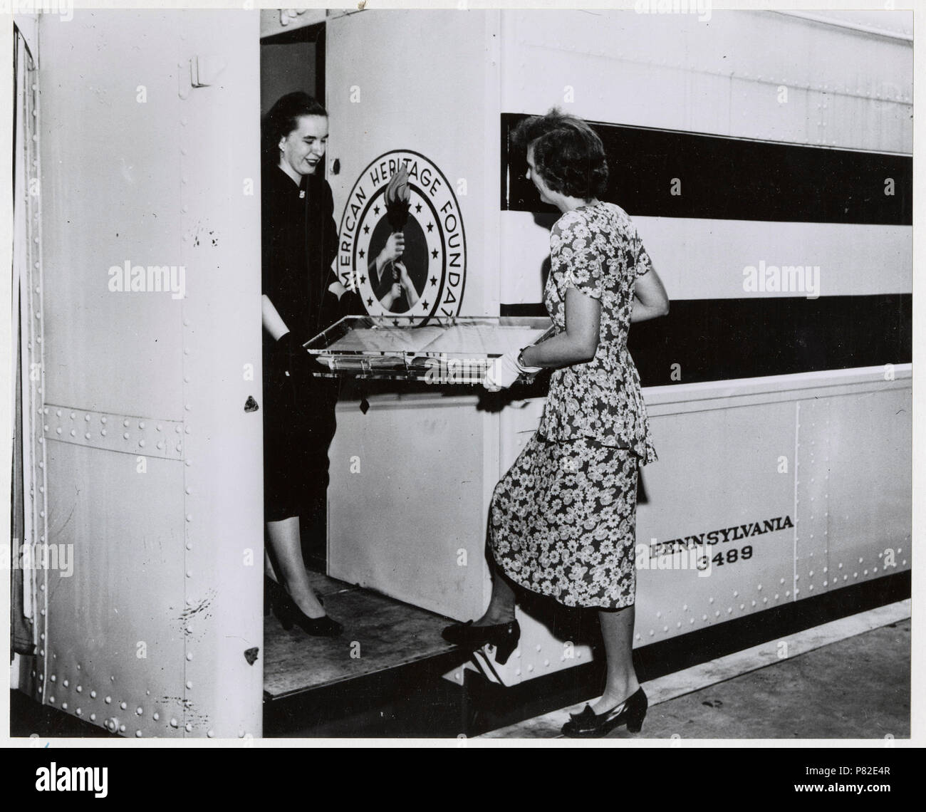 Photo d'Archives nationales employés Peggy Mangum et Florence Nichol Chargement du Log de la Frégate Constitution sur le train de la Liberté Banque D'Images