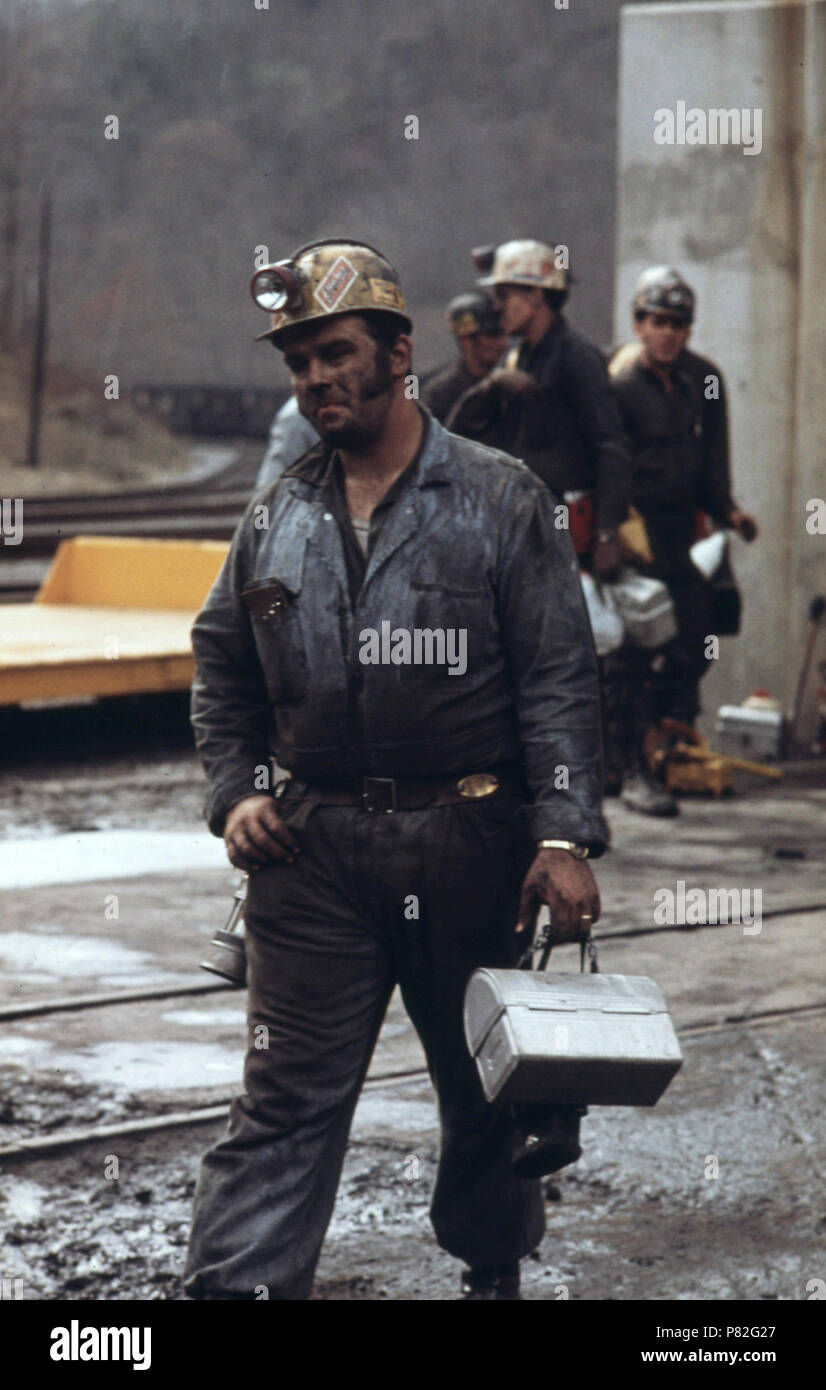 Un mineur en train de terminer son quart de travail à Virginia-Pocahontas mine Coal Company # 4, près de Richlands, Virginie Avril 1974 Banque D'Images