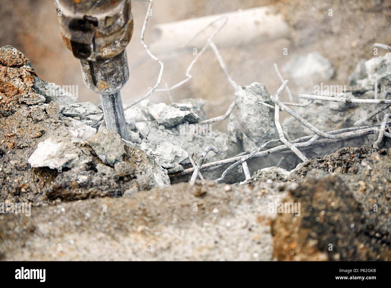 Close up of jackhammer - homme travailleur à l'aide d'un marteau perforateur pour percer dans le béton. Close up of jackhammer - destruction de mur de béton Banque D'Images