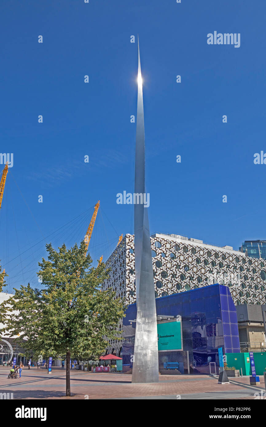 London, North Greenwich Le 45 mètres de haut de la péninsule "Spire" dans Peninsula Square près de l'O2 Arena Banque D'Images