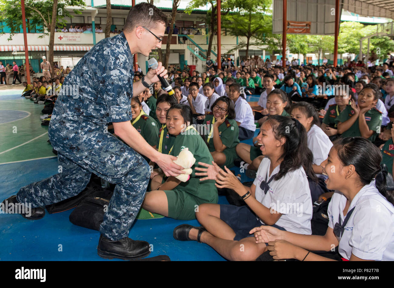 PATTAYA, Thaïlande (21 juin 2016) 3ème classe musicien Holden Moyer de la 7e Flotte Rock Band 'Orient Express' donne un animal en peluche à un étudiant lors d'une concert de rock avec le Royal Thai Marine Corps Bande à Potisampan à l'appui de la coopération de l'école de préparation et de formation à flot (CARAT) Thaïlande 2016. CARAT est une série d'exercices maritimes annuel entre la U.S. Navy, Corps des Marines des États-Unis et les forces armées de neuf pays partenaires de : Bangladesh, Brunei, Cambodge, Indonésie, Malaisie, Philippines, Singapour, Thaïlande, et le Timor-Leste. Banque D'Images