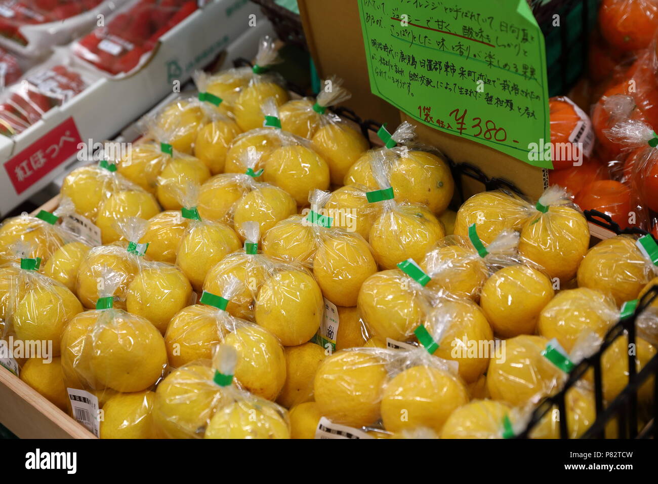 TOKYO, JAPON - Mai 2018 : beauté et de délicieux fruits japonais montrent à l'étagère de supermarché. Banque D'Images