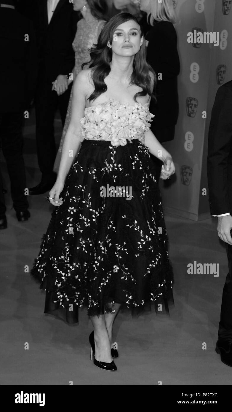 Londres - DEC 08, 2015 : ( Image ) monochrome altérées à Keira Knightley assiste à l'EE British Academy Film Awards au Royal Opera House de Londres Banque D'Images
