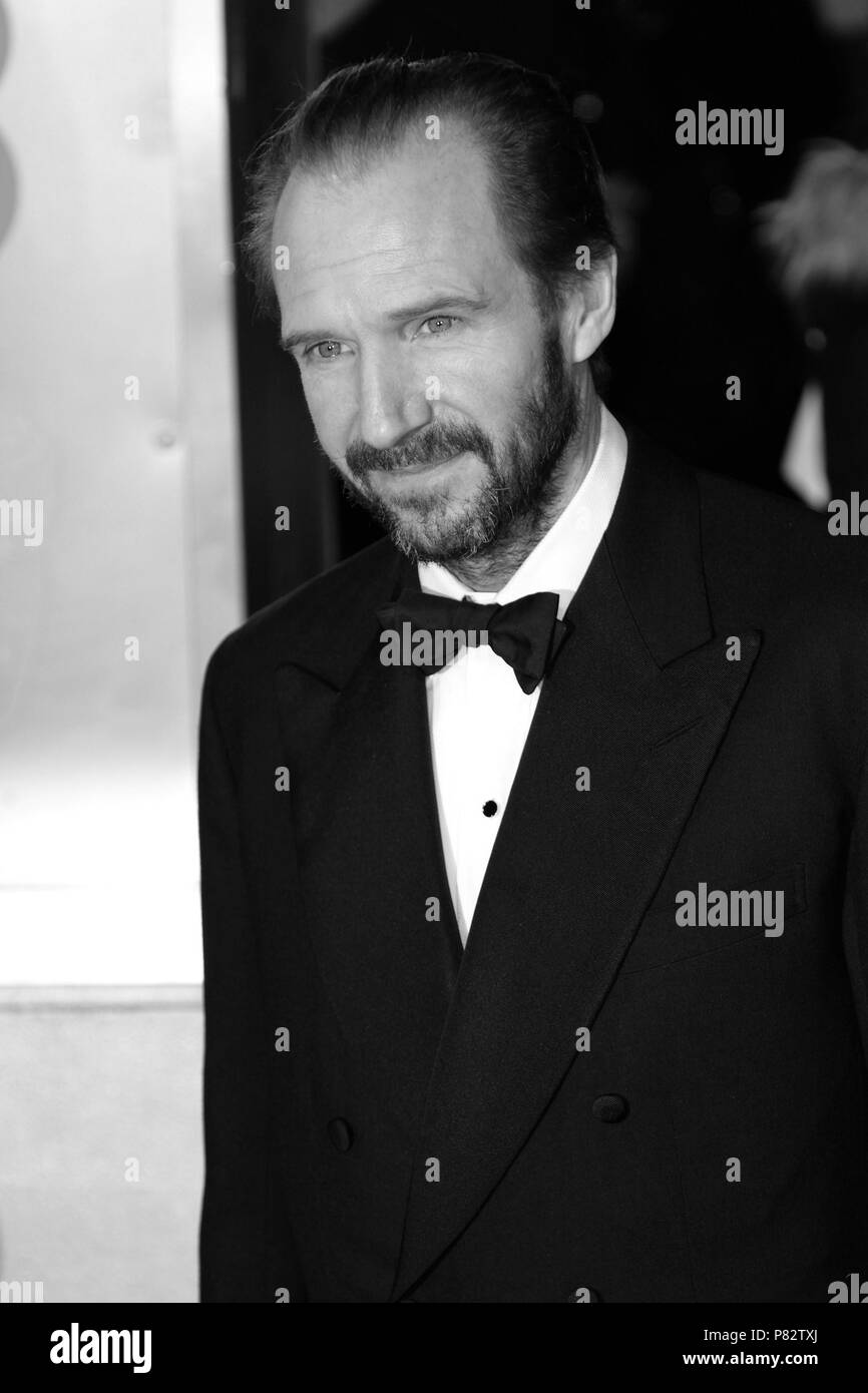Londres - DEC 08, 2015 : ( Image ) monochrome altérées à Ralph Fiennes assiste à l'EE British Academy Film Awards au Royal Opera House de Londres Banque D'Images