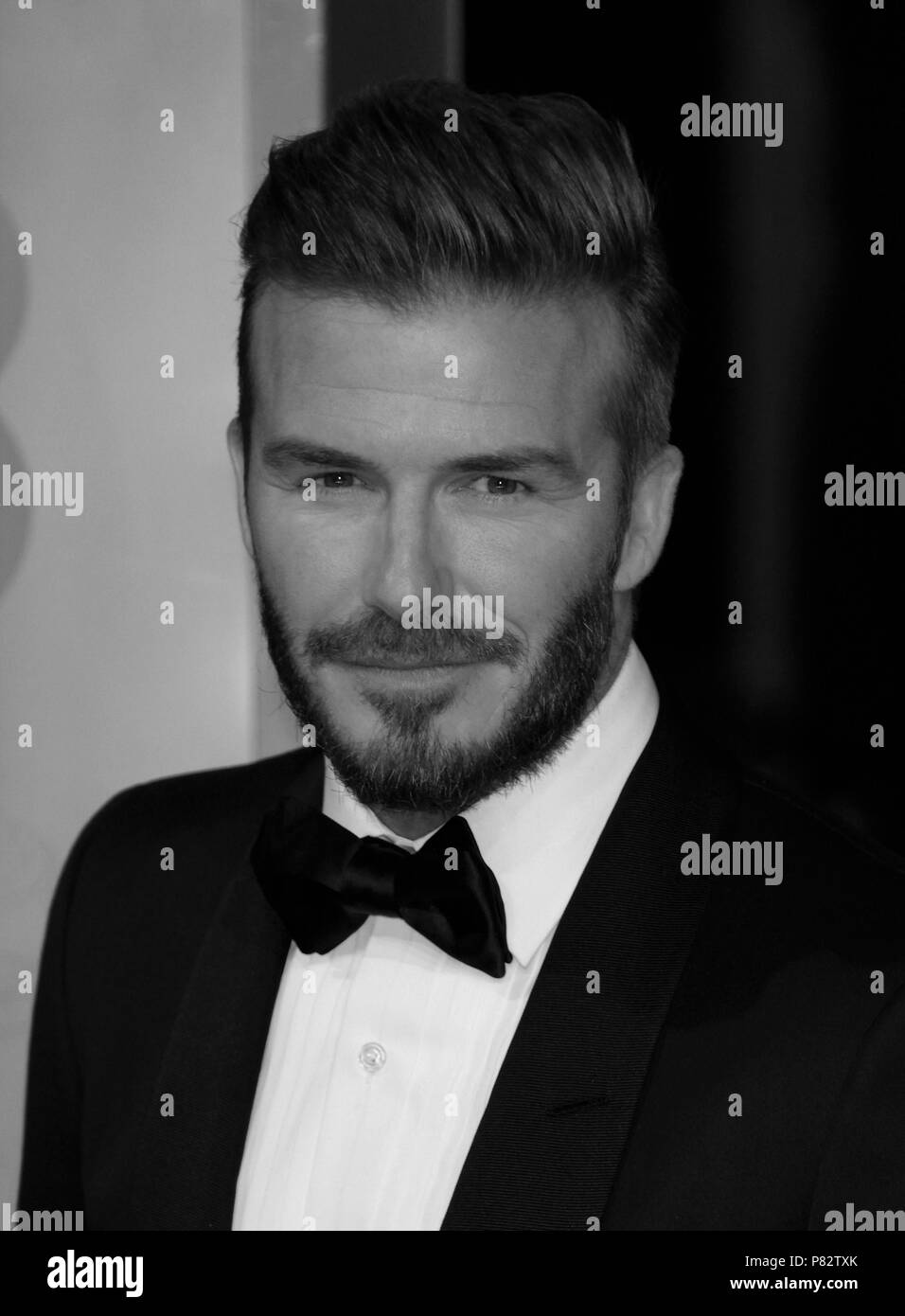 Londres - DEC 08, 2015 : ( Image ) monochrome altérées à David Beckham assiste à l'EE British Academy Film Awards au Royal Opera House de Londres Banque D'Images