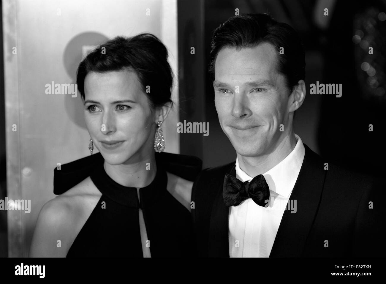 Londres - DEC 08, 2015 : ( Image ) monochrome altérées à Sophie Hunter et Benedict Cumberbatch assister à l'EE British Academy Film Awards au Royal Opera House de Londres Banque D'Images