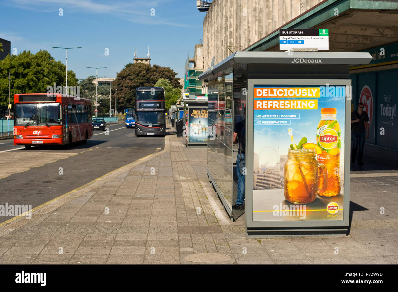 Arrêt de bus route JCDecaux billboard site web publicité Lipton thé glacé en plymouth Devon England UK Banque D'Images