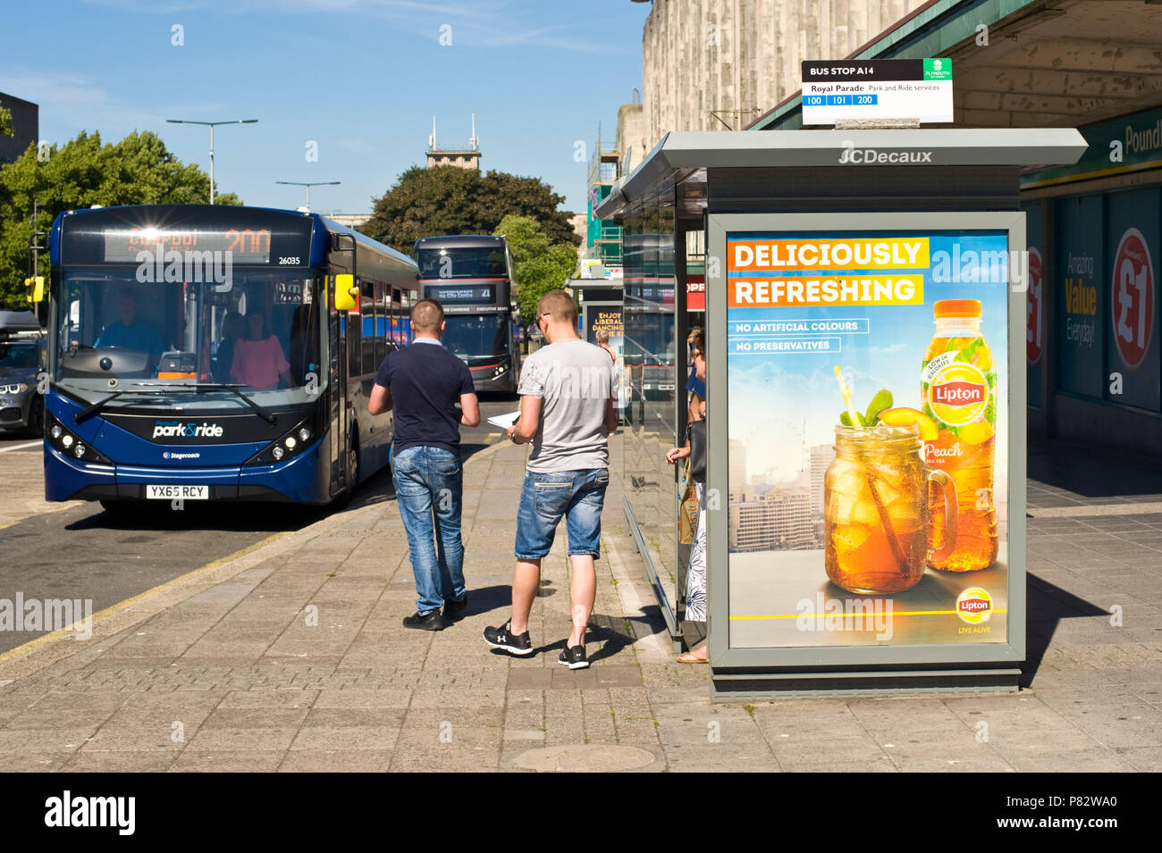 Arrêt de bus route JCDecaux billboard site web publicité Lipton thé glacé en plymouth Devon England UK Banque D'Images