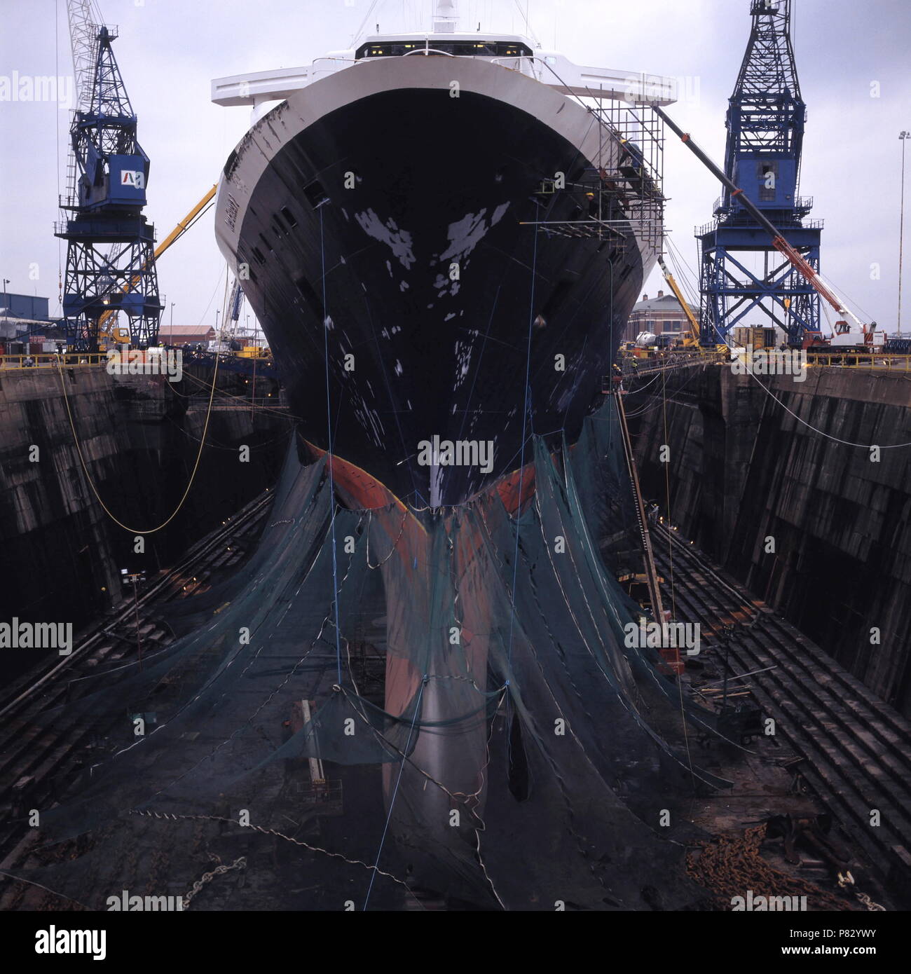 AJAXNETPHOTO. DEC 1996. SOUTHAMPTON, Angleterre. - BOW VIEW DE LA CUNARD paquebot QUEEN ELIZABETH 2 - QE2 - KGV EN CALE SÈCHE, sa coque entourée de moustiquaires, SUBIT REPOSER. PHOTO:JONATHAN EASTLAND/AJAX. REF:1296 32 Banque D'Images