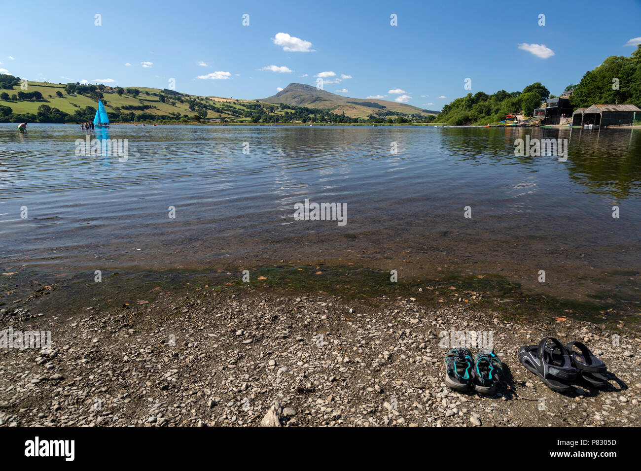 Un canot à voile sur le lac Llyn Tegid, Bala ou dans Gwynedd, Pays de Galles, Royaume-Uni. Banque D'Images