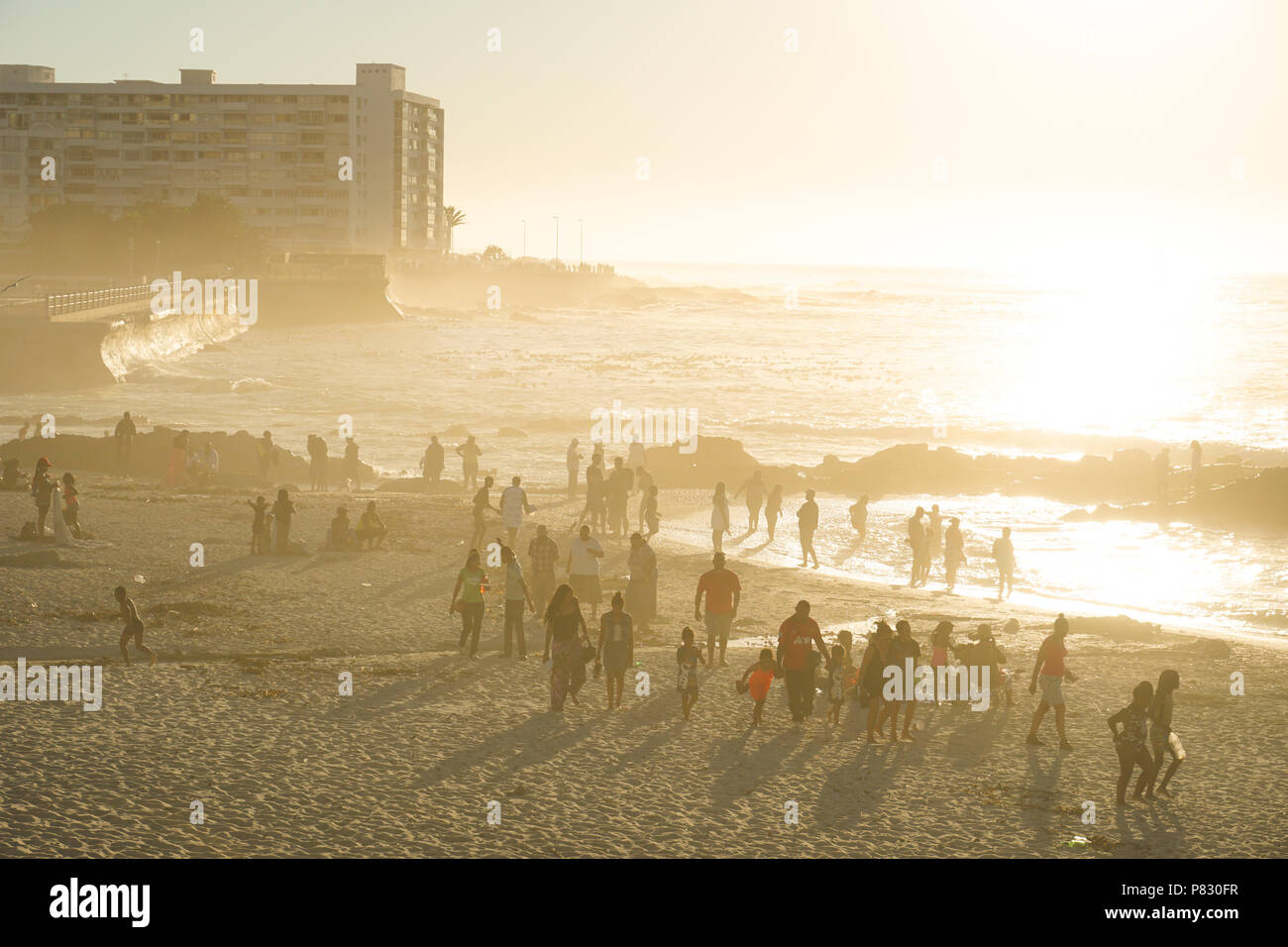 Les personnes bénéficiant de la la plage de Cape Town le coucher du soleil Banque D'Images