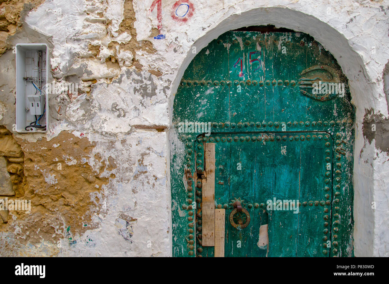 Porte marocaine dans la médina d'Asilah, Maroc Banque D'Images