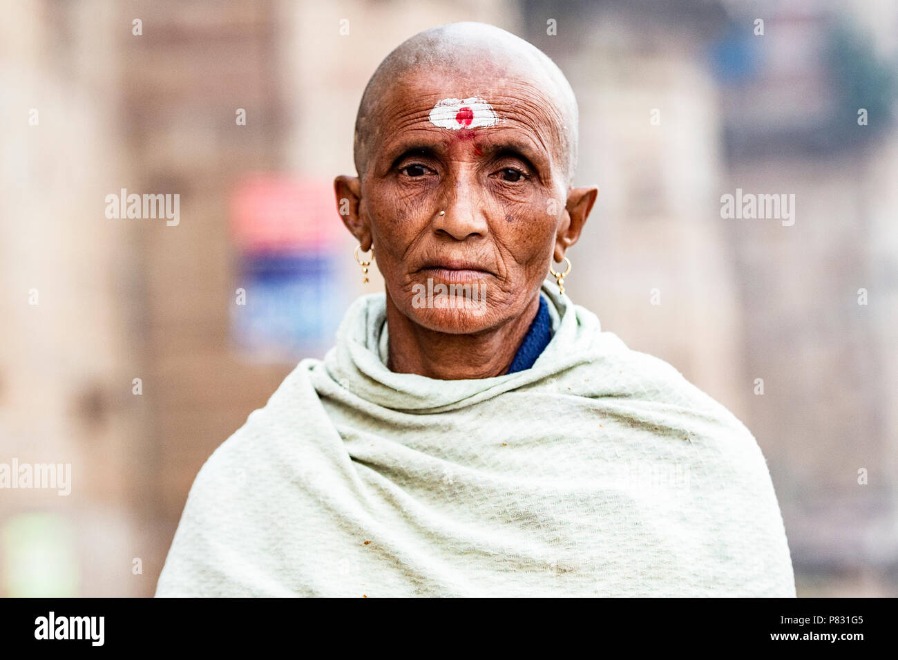 VARANASI - INDE - 13 janvier 2018. Portrait d'un vieil homme triste et émincé de marcher sur le ghat de Varanasi aussi connu sous le nom de Bénarès, en Inde. Banque D'Images