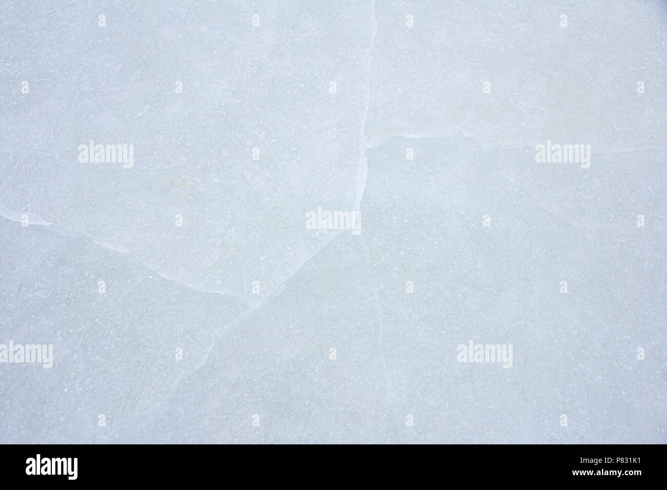 La texture de la glace sur un lac d'eau en hiver avec de la neige à l'extérieur, l'arrière-plan Banque D'Images