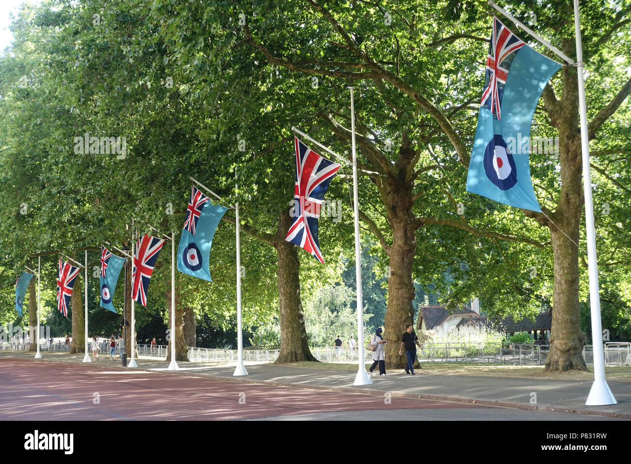 Voir l'Union Jack et de drapeaux de la RAF pendant près de Horse Guards Parade lors des célébrations de la RAF100 à Londres Banque D'Images