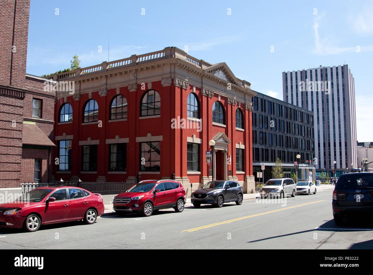 23 juin 2018- Saint John's, Terre-Neuve : l'plaqués et luxueux établissement du centre-ville appelée Raymond's sur la rue Water, à côté du nouvel Hôtel Alt Banque D'Images