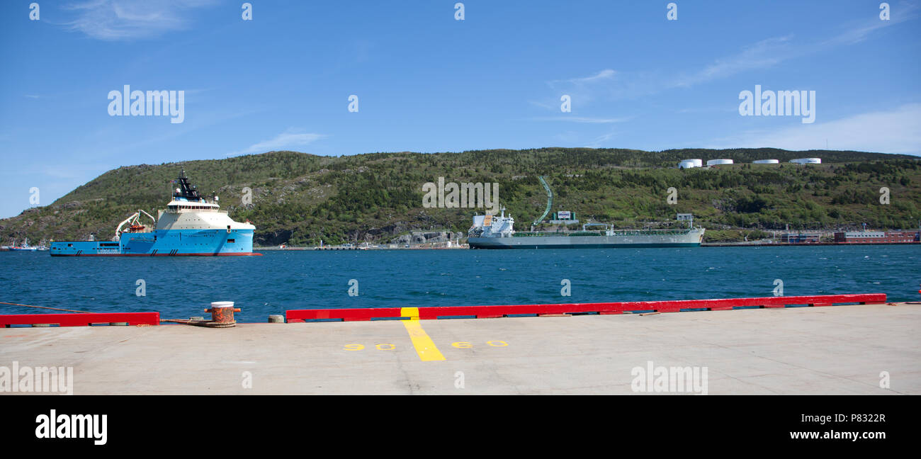 23 juin 2018- Saint John's, Terre-Neuve : l'ensemble de la St-Jean, Port, le remorqueur Bateau Maersk Cutter est visible à côté d'une raffinerie Irving Banque D'Images