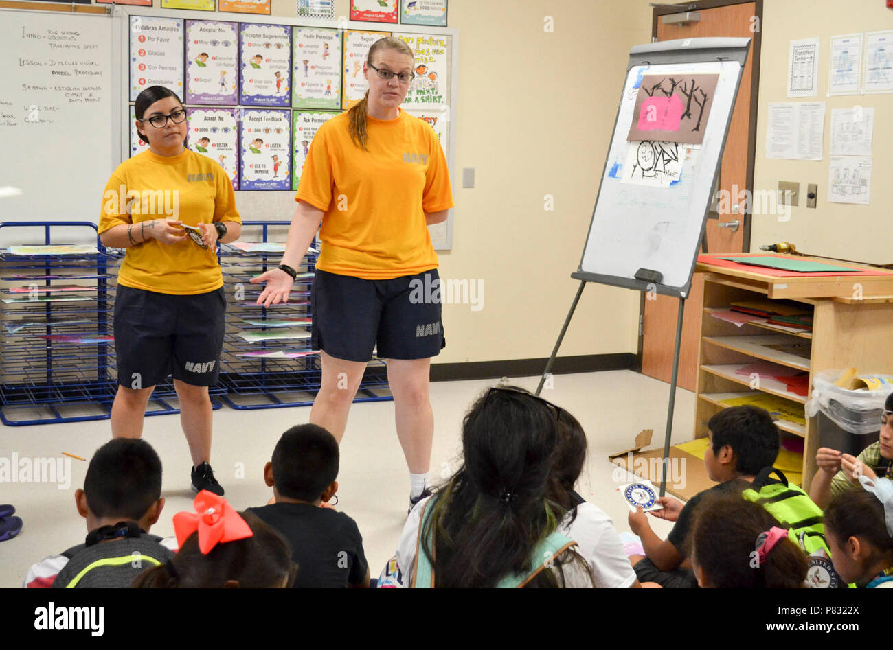 HOUSTON (oct. 18, 2016) Maître de 1re classe Cynthia Martens, droite, et Jade marin de l'USS George H.W. Alvarado Bush (CVN 77) Parler aux enfants au sujet de la vie marine à l'Housman Club Garçons et filles, à Houston, au Texas, au cours de la Semaine de la Marine. Semaines de la marine, coordonné par le Bureau de la marine de l'approche communautaire (NAVCO), sont conçus pour donner aux Américains l'occasion d'apprendre à propos de la marine, sa population et son importance pour la sécurité nationale et de la prospérité. Banque D'Images