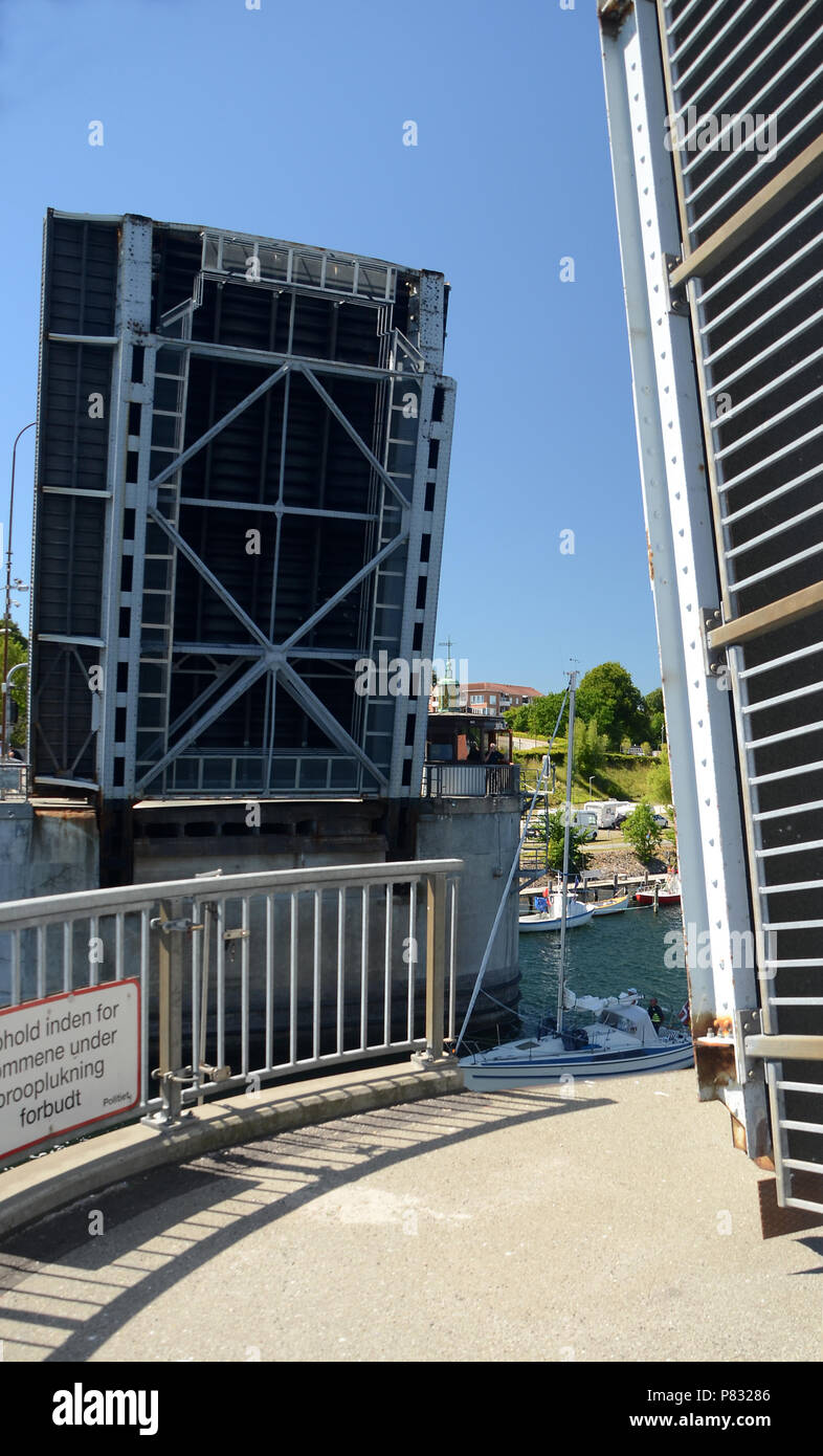 Sonderborg, Danemark - 29 juin 2018 Yacts : passer par le pont ouvert tandis que le pont guard les regarde passer. Banque D'Images