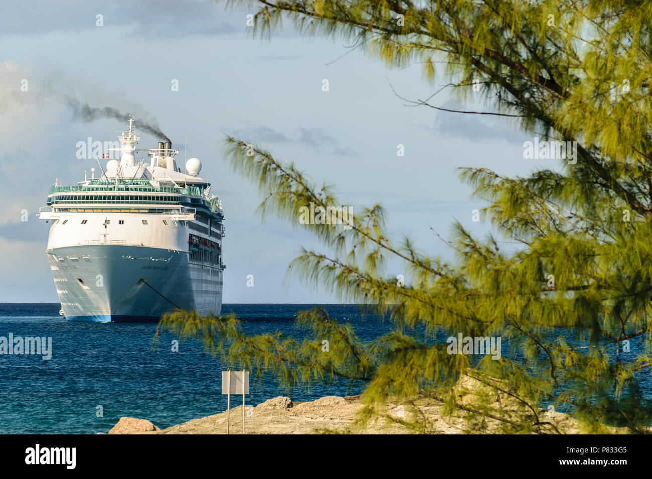 CoCo Cay, Bahamas - 01 décembre 2015 : Royal Caribbean Enchantment of the Seas bateau de croisière lancés en Coco Cay, Bahamas. Banque D'Images