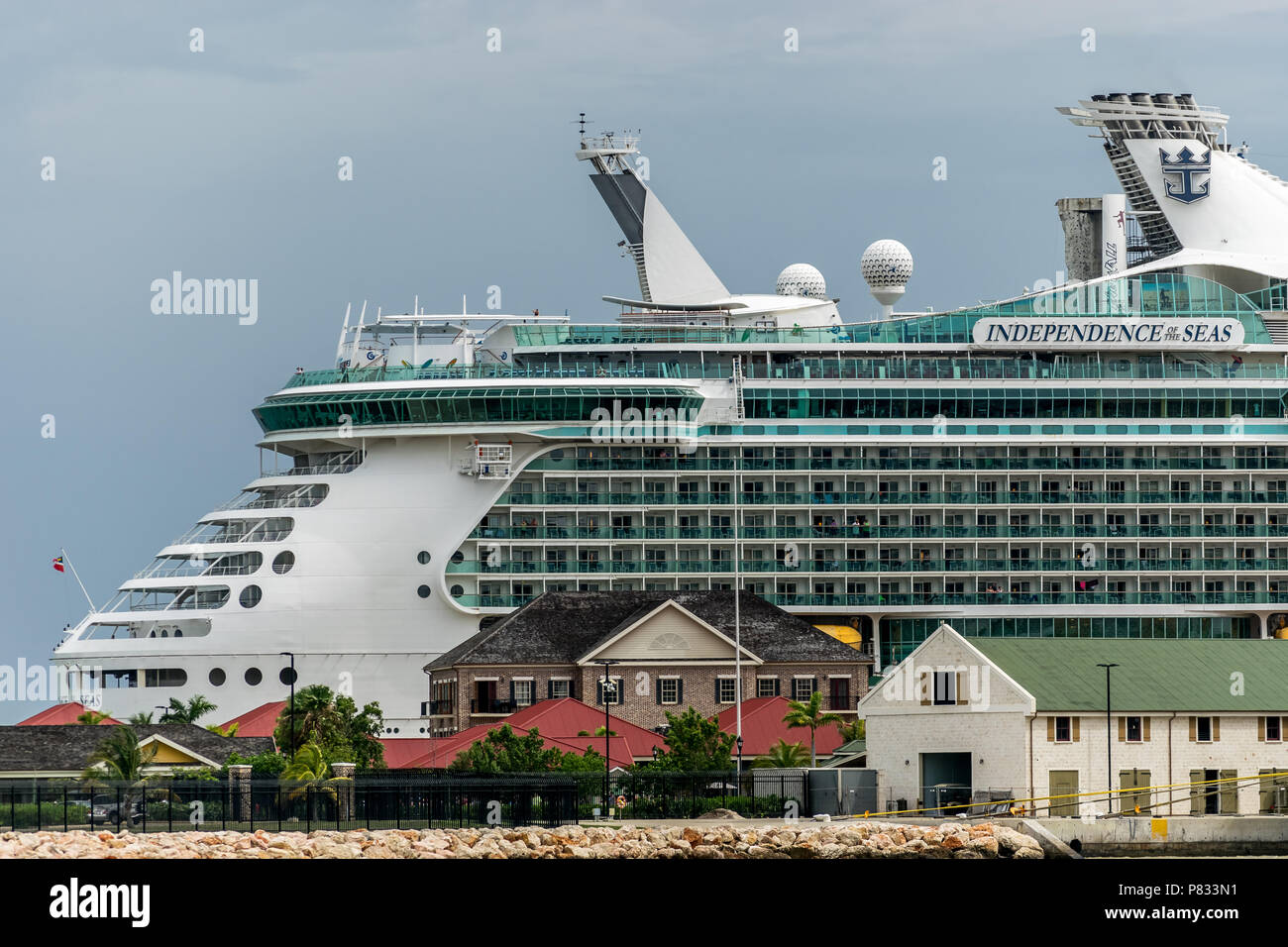 Falmouth, Jamaïque - 03 juin 2015 : Royal Caribbean Indépendance de la mer, bateau de croisière amarré au port de croisière de Falmouth en Jamaïque. Banque D'Images